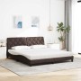 Cama con colchón de tela marrón oscuro 180x200 cm
