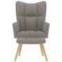 Sillón de relax con taburete de tela gris taupé